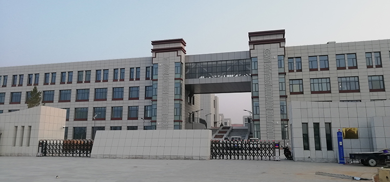 鄂爾多斯市蒙古族學(xué)校電教室電腦桌，安裝升降屏風(fēng)桌