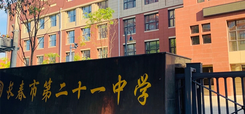 長春市第二十一中學(xué)安裝升降屏風(fēng)電腦桌-電教室電腦桌-機考卡座